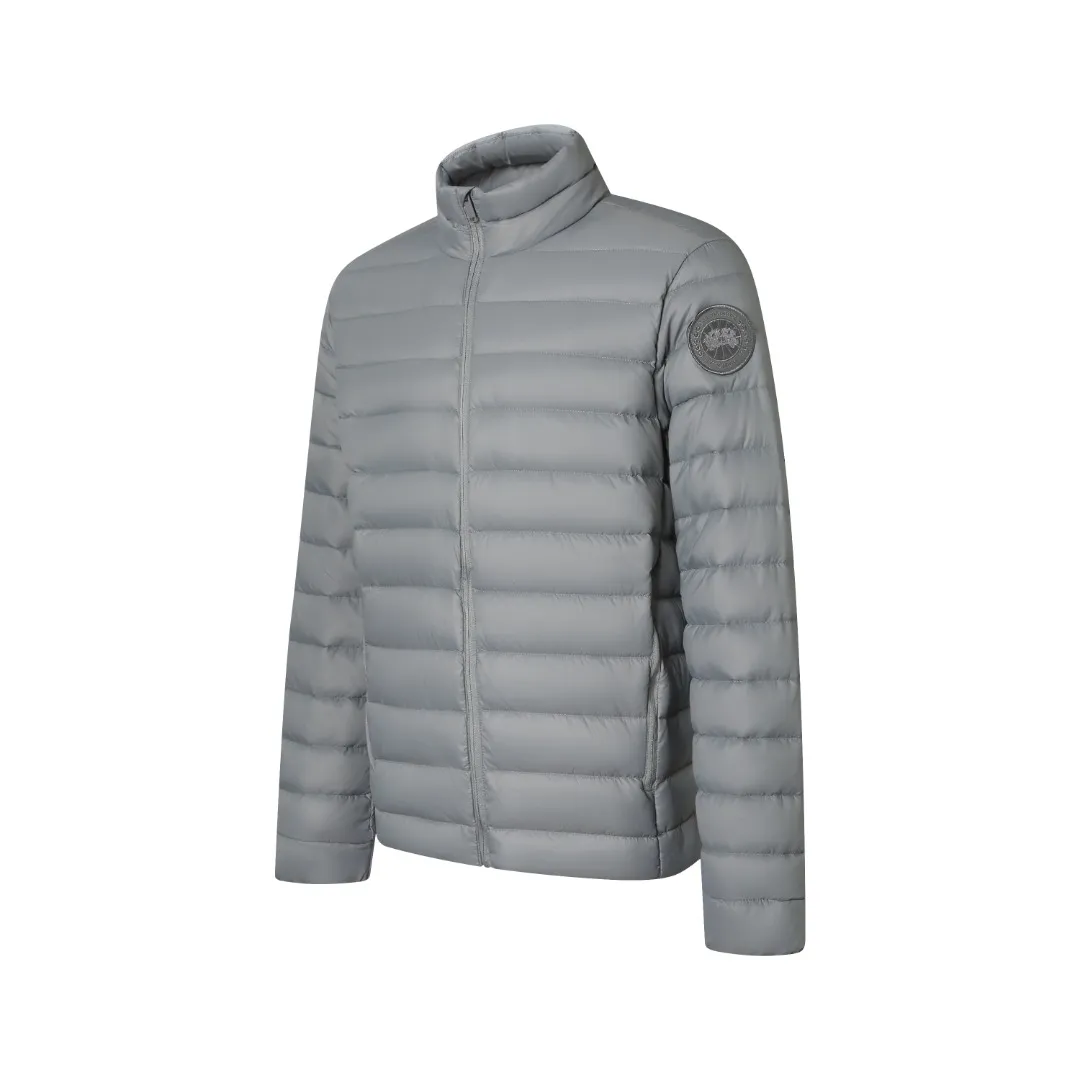 BP Can Goos Quilted Badge Down Jacket Fabric Selection: Made of nylon fiber through high-density lattice tear-proof weaving process, the surface forms a fine checkered texture, and the warp and weft yarns are interlaced to strengthen the structural toughness of the fabric, effectively blocking external pull, and making it less prone to snagging, tearing and damage. After dense post-finishing treatment, the fabric surface is light and compact, with a soft matte texture. It also has windproof properties and can block the penetration of cold wind. The texture of the fabric is light and soft, without any heavy or stiff feeling, and the upper body does not feel weighed down. It also has good anti-wrinkle properties. It is not easy to produce stubborn wrinkles after rubbing, and it is not easy to leave dead wrinkles after daily storage and folding. It is easy to care for, taking into account both lightness and durability. Quilting technology: Using horizontal segmented lock velvet quilting technology, the stitching is straight and regular, and the stitch spacing is even and fine. Divide the garment body into regular horizontal down filling compartments to effectively fix the down inside, prevent the down from clumping and shifting after wearing and washing, and allow the down to be evenly distributed in each cavity. The seams are made with tight workmanship, the pinholes are small, and the high-density fabrics greatly reduce the risk of velvet getting out. The overall quilting lines are simple and neat, creating a simple and smooth body shape, without being bloated and bloated, and the upper body is flat and straight. The sleeves and body are individually quilted, giving both freedom of movement and velvet locking capabilities. High-quality filling: 90% white duck down is selected as the filling material for the inner lining. It has a high velvet content, full and fluffy velvet, few impurities, and excellent temperature-locking and warmth-preserving properties. The whole piece is filled with about 170g of down. The amount of down is sufficient and the filling is full and even. It can lock the air to form a thermal insulation layer and effectively block the intrusion of cold air from the outside. Details: The inner cuffs are equipped with elastic bands to naturally form a micro-cinch effect. The cuffs are smooth and dense, the stitching at the fabric splicing is even, and the workmanship is meticulous. The elastic structure can fit the wrist tightly, effectively prevent cold wind from entering through the cuffs, and lock in the warmth inside. It has moderate stretch and elasticity, so it doesn't strangle your wrists when worn, and your arms can be raised and raised without being restricted. At the same time, it can prevent the cuffs from moving up during wearing, making it easy to put on and take off. The placket adopts hemming technology, and the hemming strip completely covers the raw edge of the placket piece, storing all the trimmed edges to prevent the edge yarn from being exposed. The width of the hemming is uniform, the wiring is consistent and smooth, and the corners are clean and neat, without wrinkles or bulging. Accessories: One-to-one customized embroidery stamp, One-to-one customized zipper puller, One-to-one customized three-label Size: S M L XL Style number: D